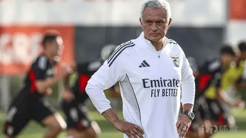 激情凝聚，海港荣耀再续：团结铸就辉煌，三冠王传奇诞生！